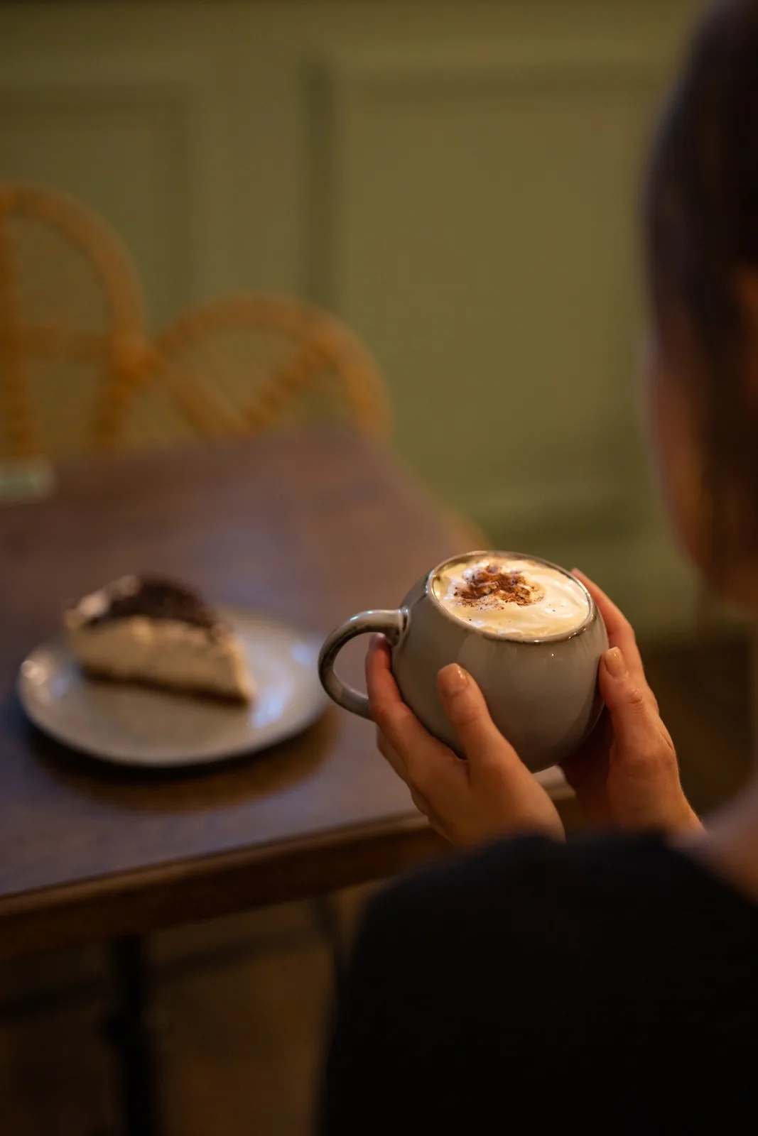 Une tasse et une pâtisserie au Mandala Café