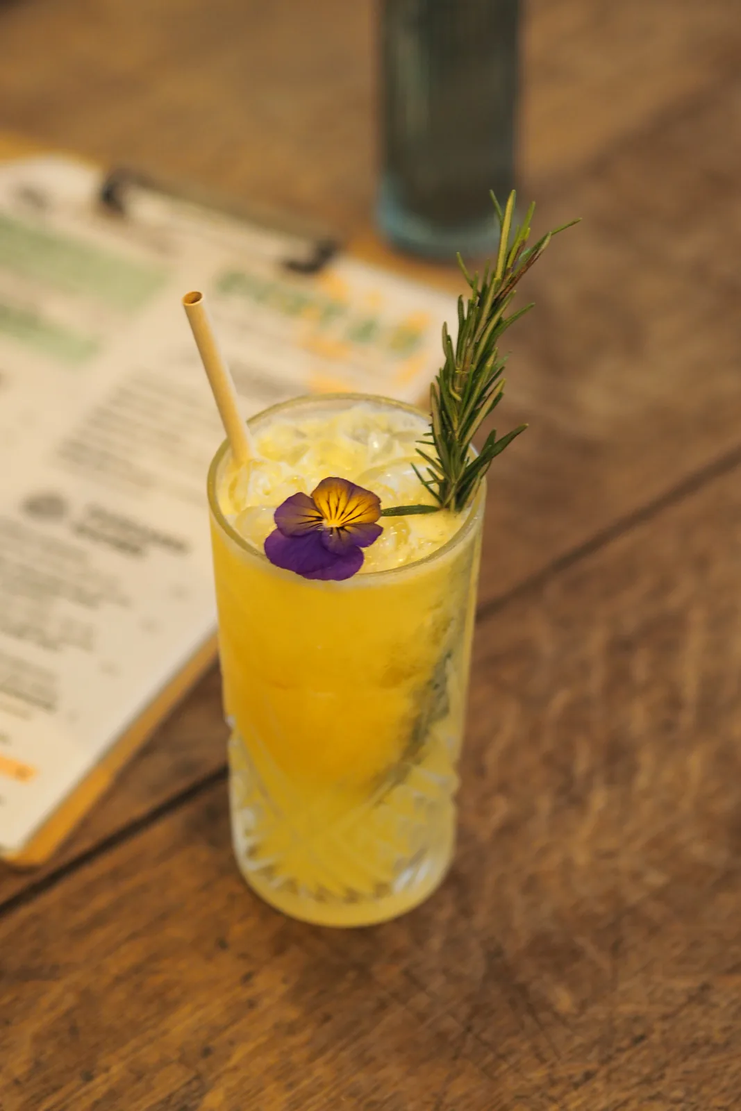 Cocktail jaune au romarin servi au Mandala Café
