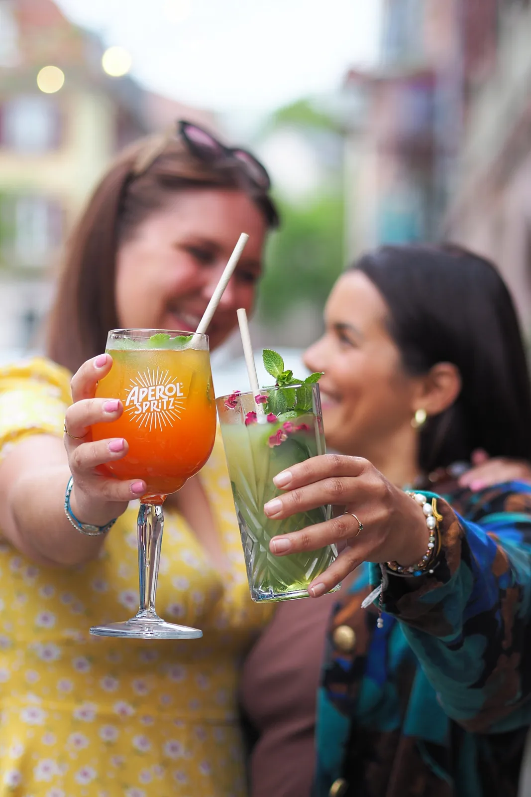 Deux clientes trinquant avec des cocktails