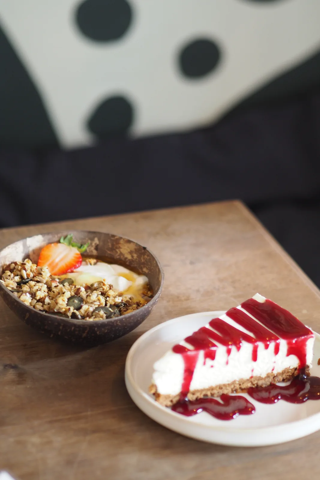 Pâtisseries maison dressées au Mandala Café