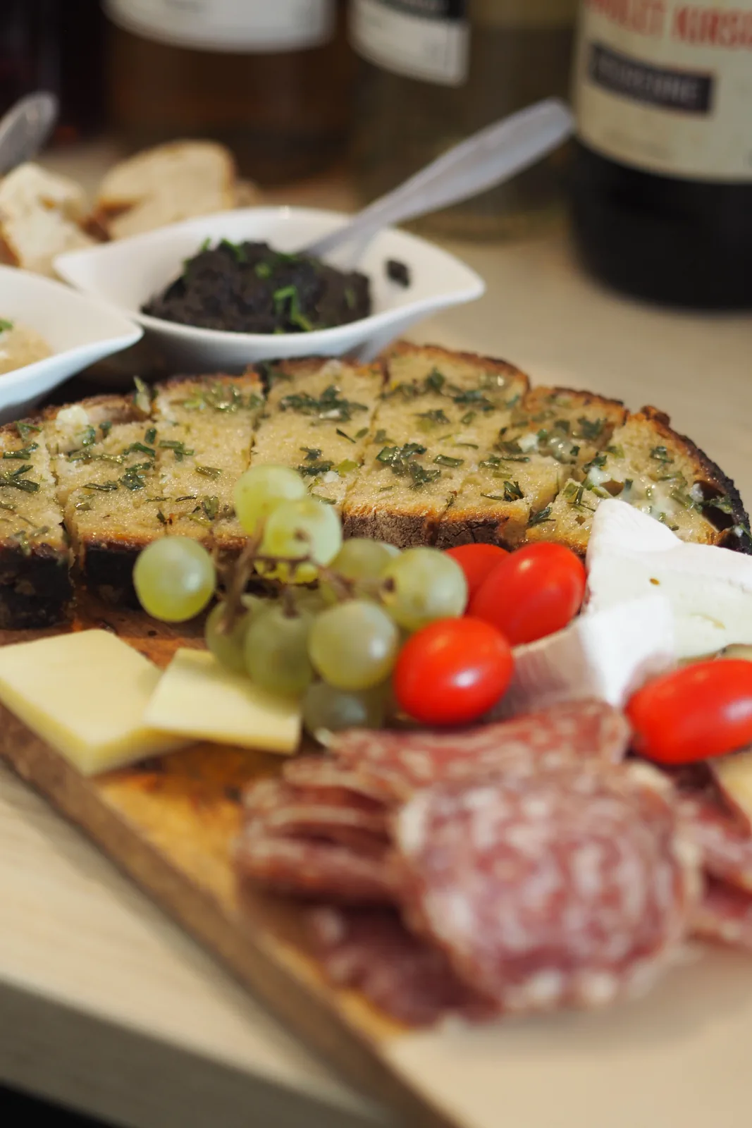 Planche apéro avec charcuterie, fromages et accompagnements