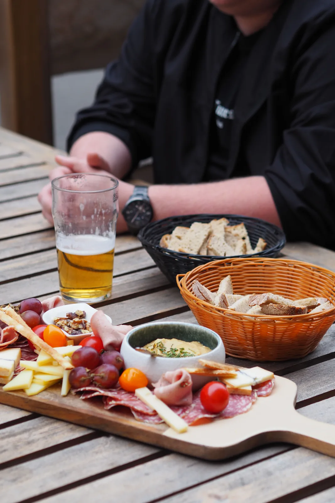 Planche apéro servie en terrasse